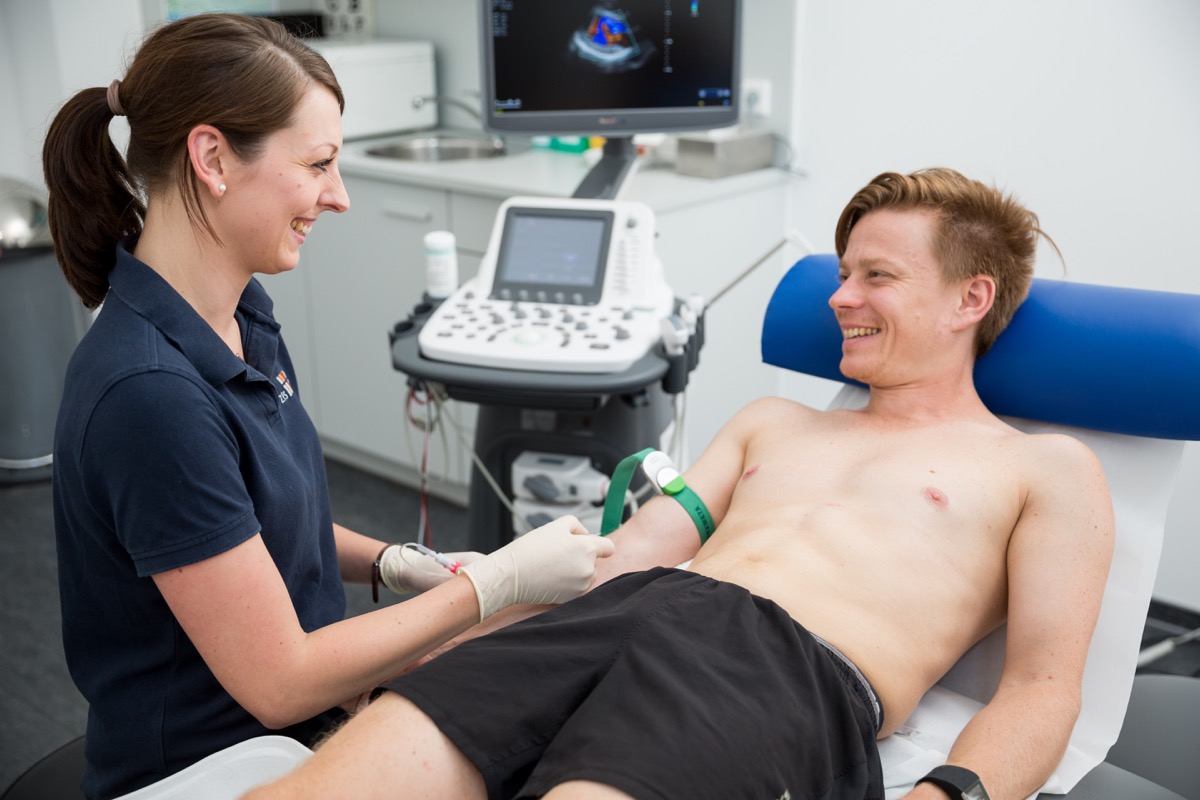 Untersuchung am Arm Werden Sie teil eines tollen Teams der Physiotherapie Münster